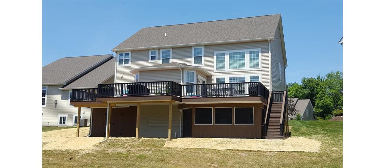 Trex Transcend Havana Gold and Spiced Rum with Charcoal Black Transcend railing in Aurora, OH