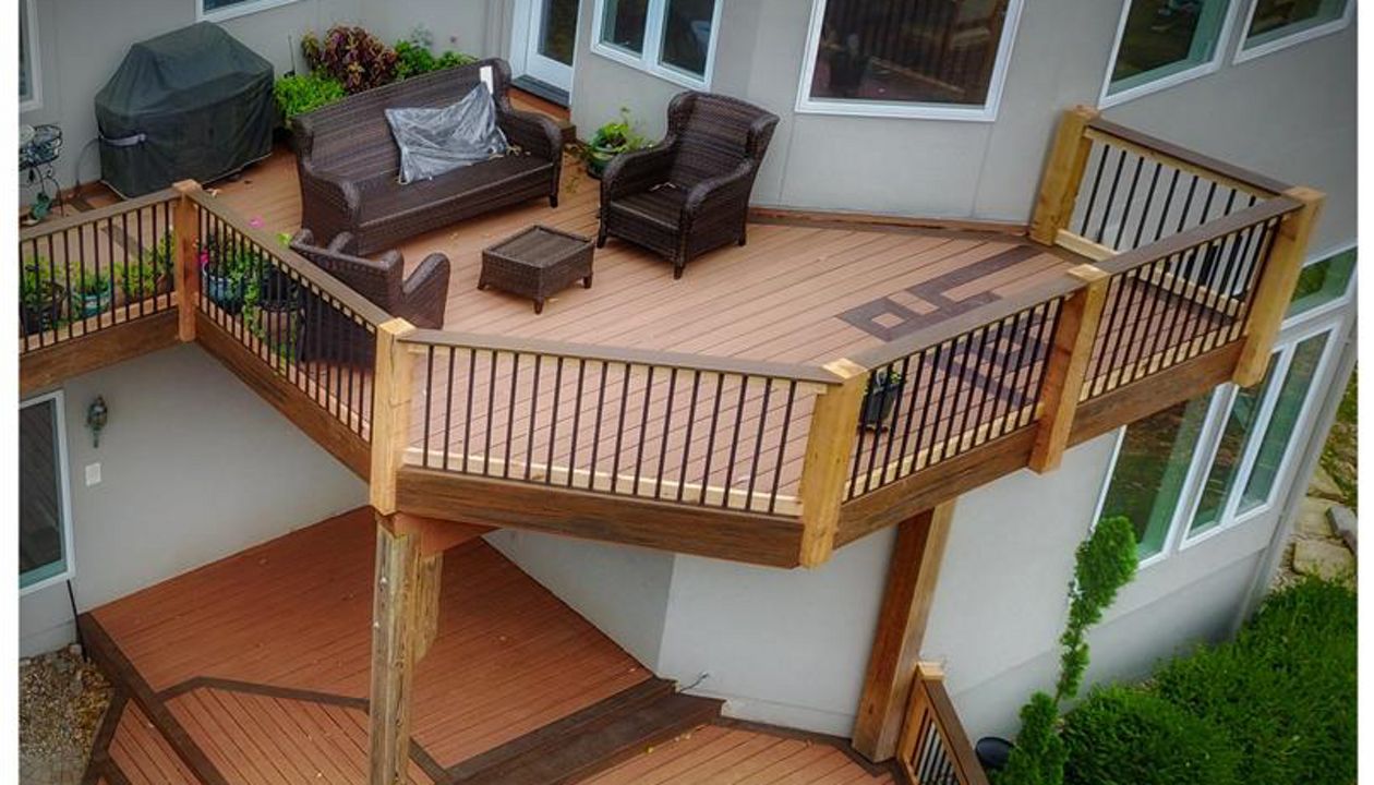 Trex Transcend Tiki Torch tropical decking with a Vintage Lantern patterned inlay