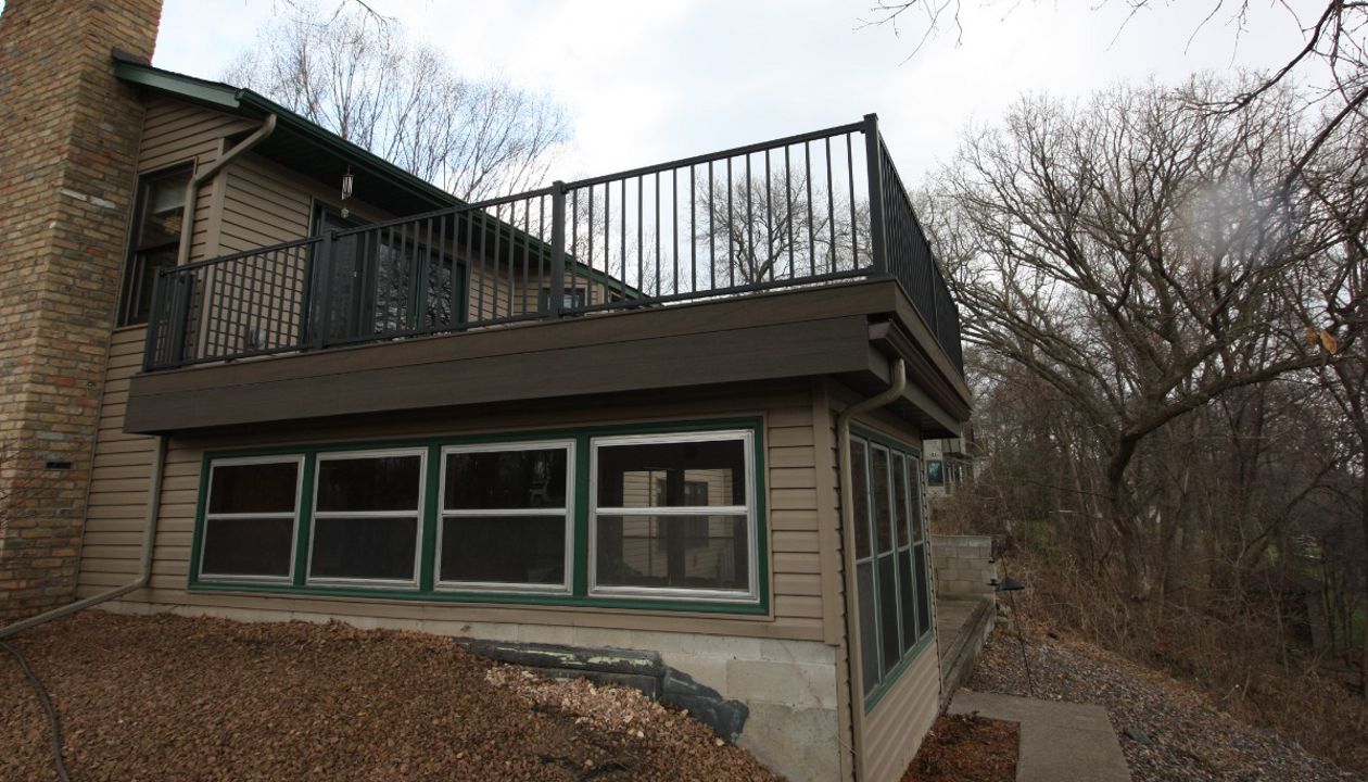 Trex Enhance Naturals Coastal Bluff with Trex Signature Aluminum Railing