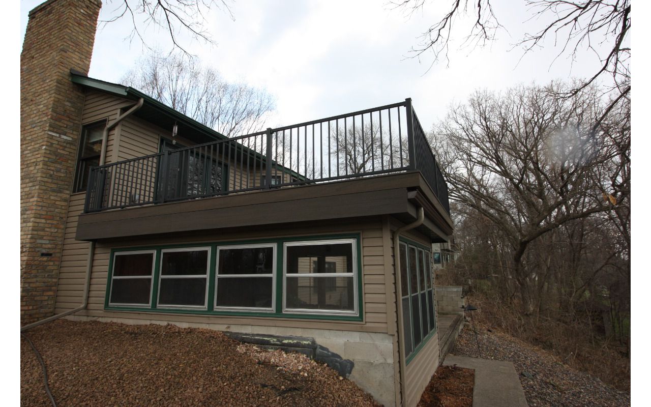Trex Enhance Naturals Coastal Bluff with Trex Signature Aluminum Railing