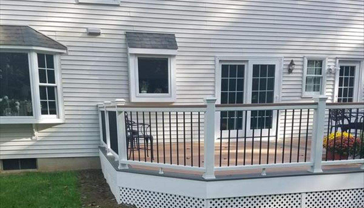 Tiki torch with a gray edge