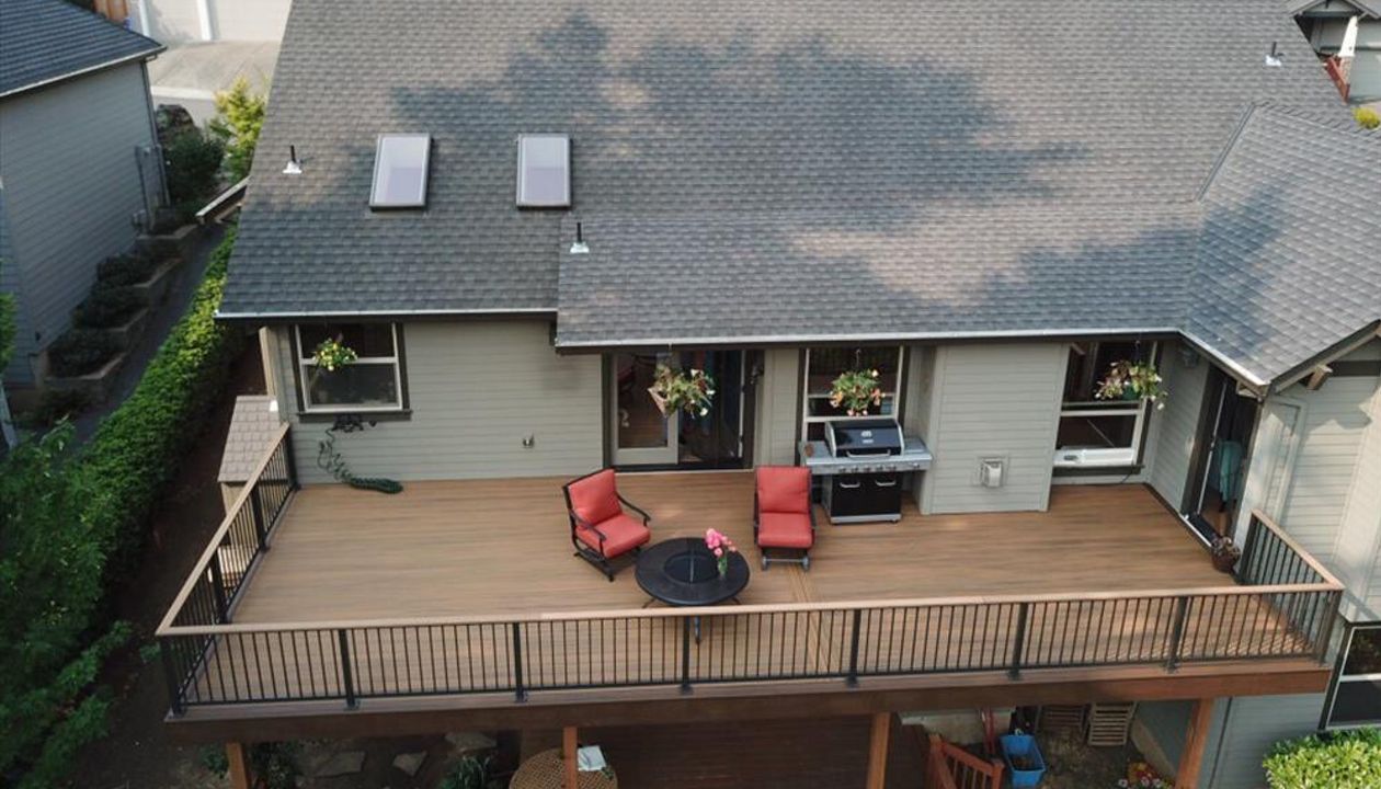 Trex Havana Gold decking, with Spice Rum picture frame design.