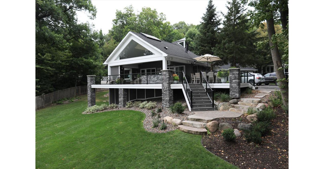 Trex decking in Island Mist and Trex riser lights - Orono