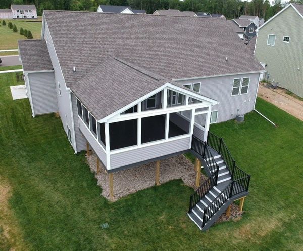 Screenroom- Trex Clam Shell decking with a Trex Black Signature railing.