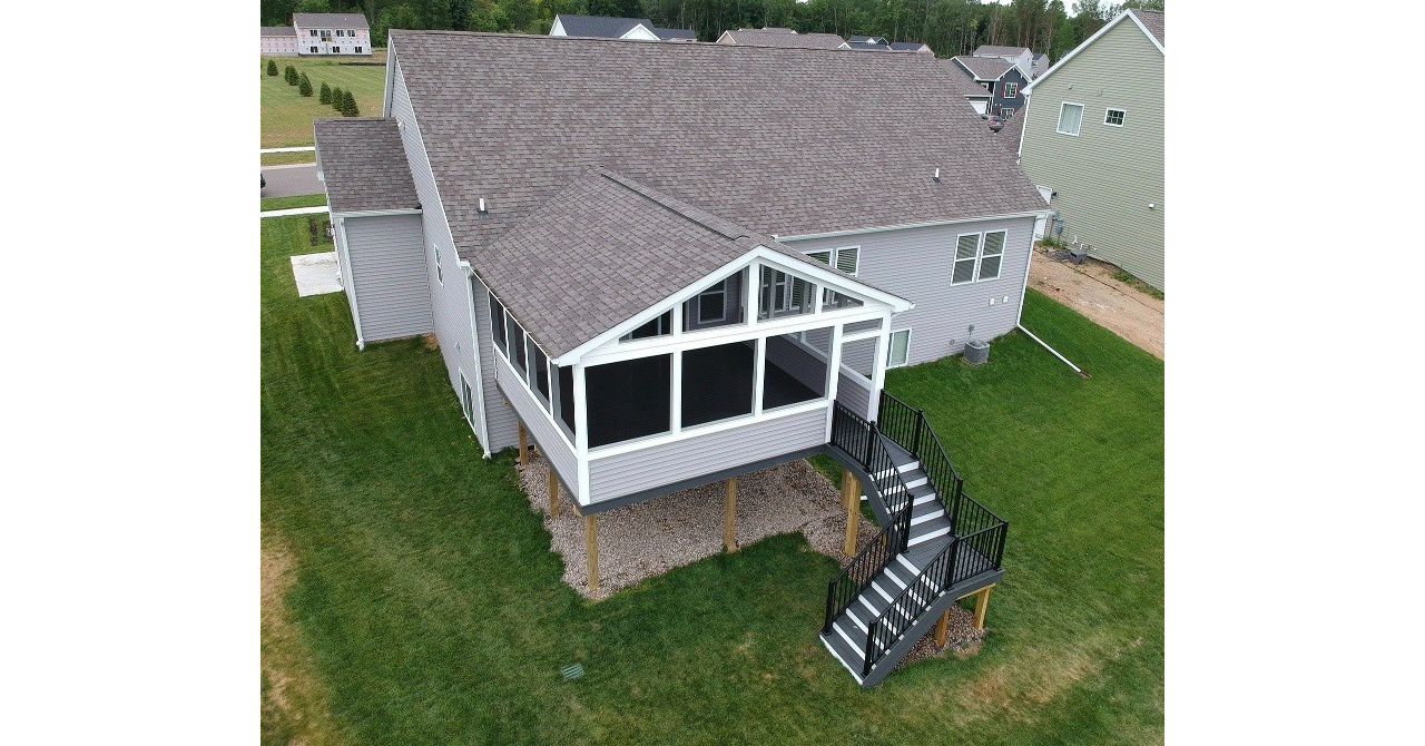 Screenroom- Trex Clam Shell decking with a Trex Black Signature railing.