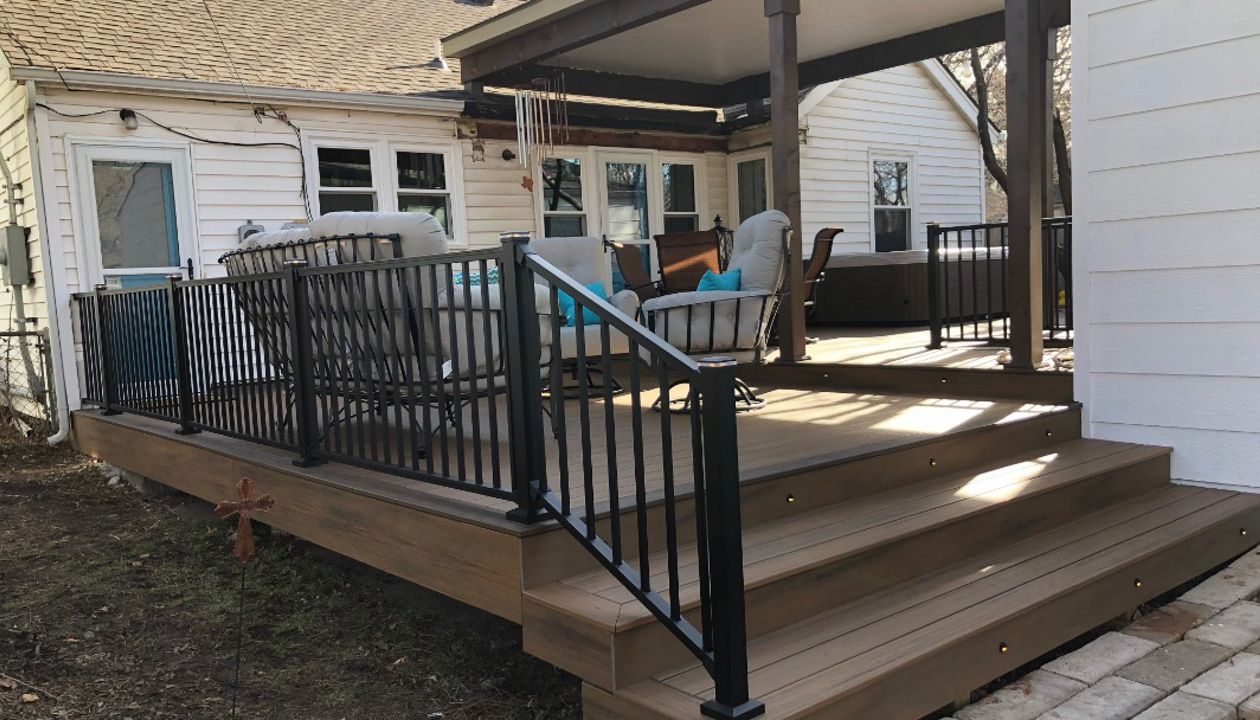 Trex Transcend Havana Gold Decking w/ Spiced Rum Border & Signature Railing