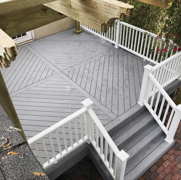 It's all in the details. The pattern created with Trex Select decking really takes this area to the next level.