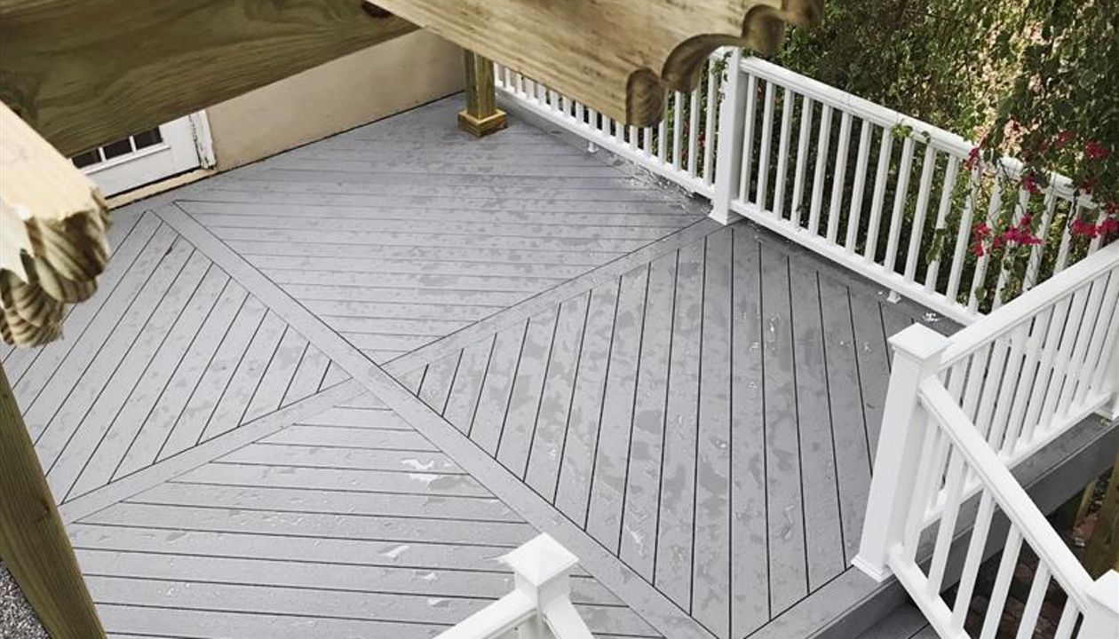 It's all in the details. The pattern created with Trex Select decking really takes this area to the next level.