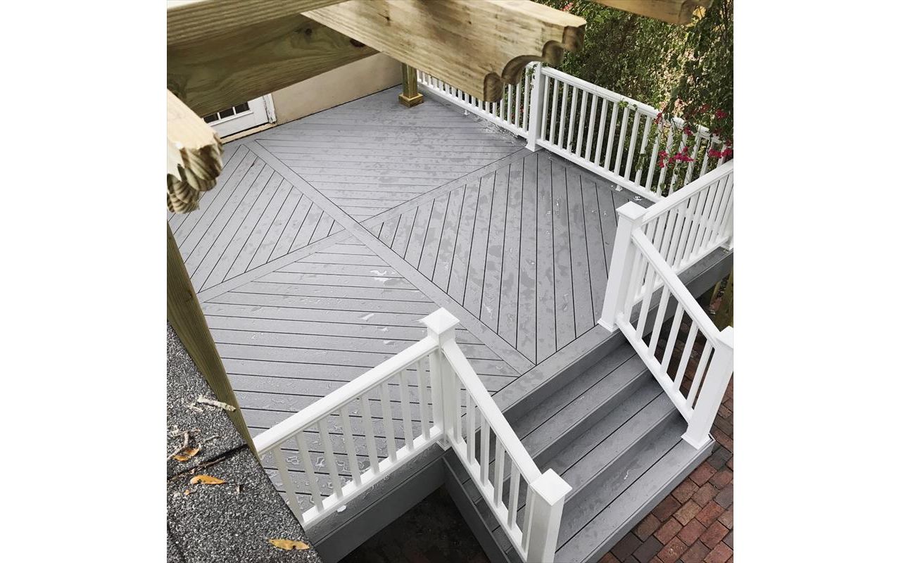 It's all in the details. The pattern created with Trex Select decking really takes this area to the next level.
