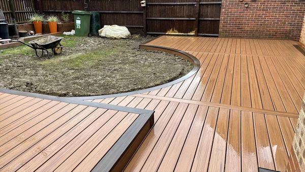 Milton Keynes sees our 1st Trex custom curve deck of 2021 it looks stunning in tiki torch with a spiced rum boarder, both from the Trex transcend range of composite decking.