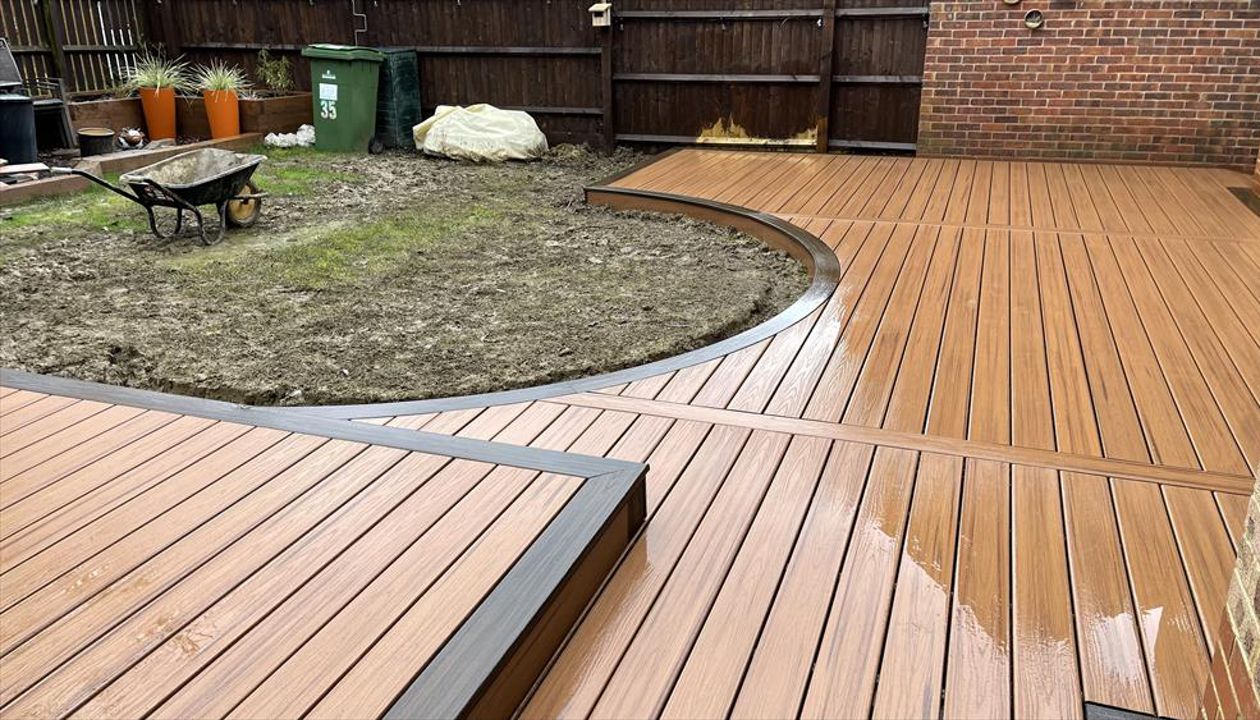 Milton Keynes sees our 1st Trex custom curve deck of 2021 it looks stunning in tiki torch with a spiced rum boarder, both from the Trex transcend range of composite decking.