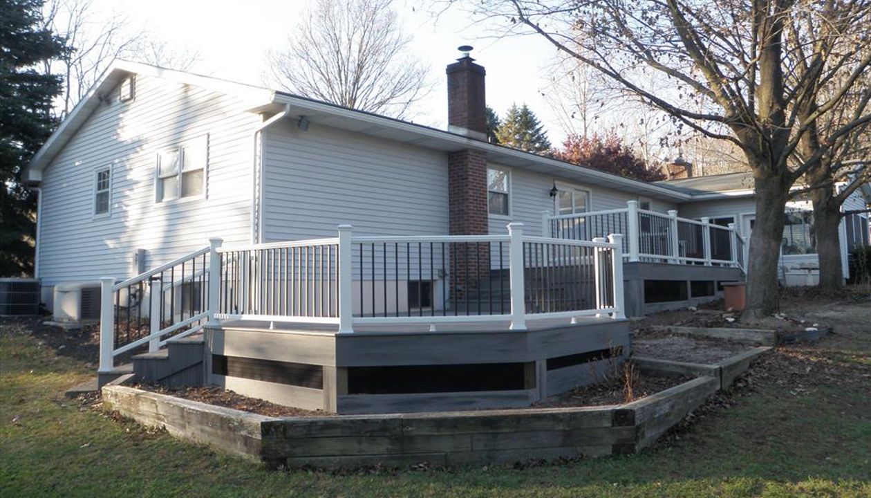 Trex Transcend Island Mist Decking, White Transcend Railing