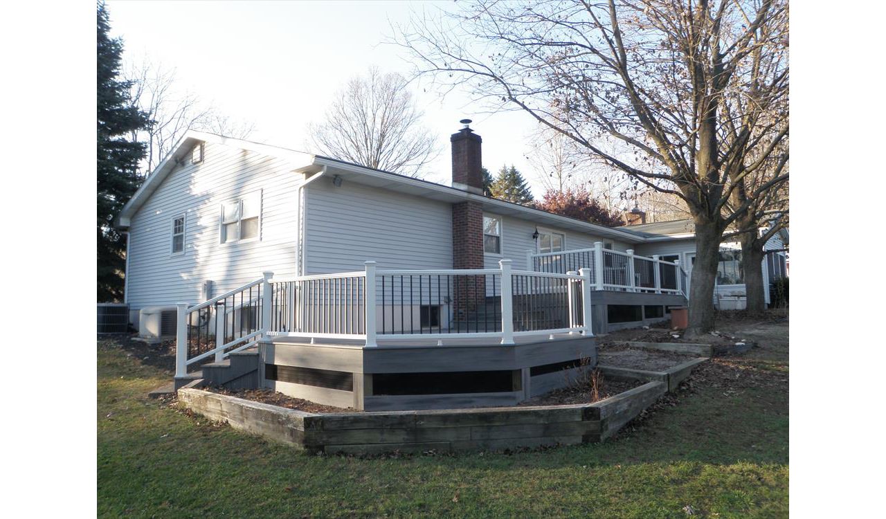 Trex Transcend Island Mist Decking, White Transcend Railing
