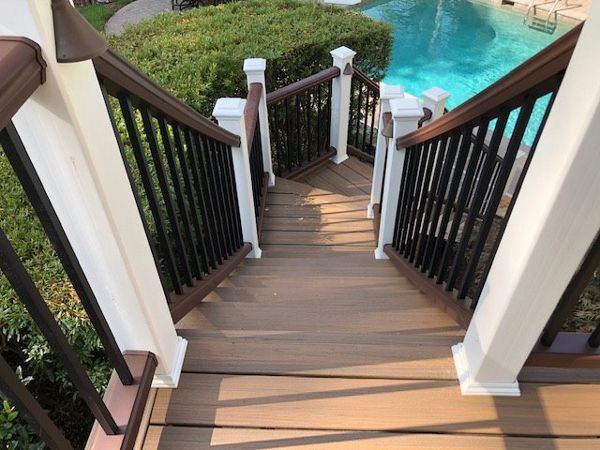 Trex Enhance Toasted Sand stairs with Transcend Vintage Lantern handarils is a stylish, warp-free way to enter & exit