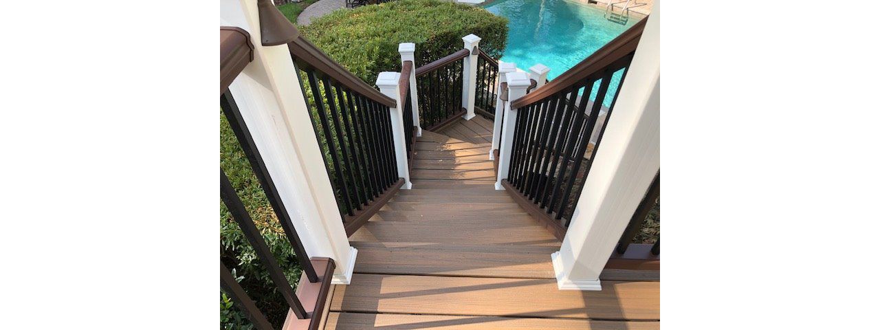 Trex Enhance Toasted Sand stairs with Transcend Vintage Lantern handarils is a stylish, warp-free way to enter & exit