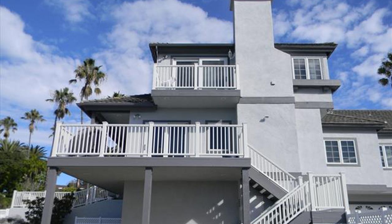 Trex Transcends railing in Classic White, Carlsbad, CA