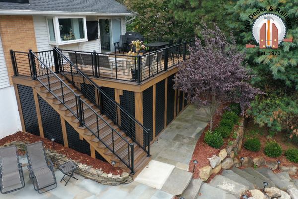 Trex Transcend Havana Gold body and Spiced Rum border with Trex black Signature Rod railing and Black Trex lattice.