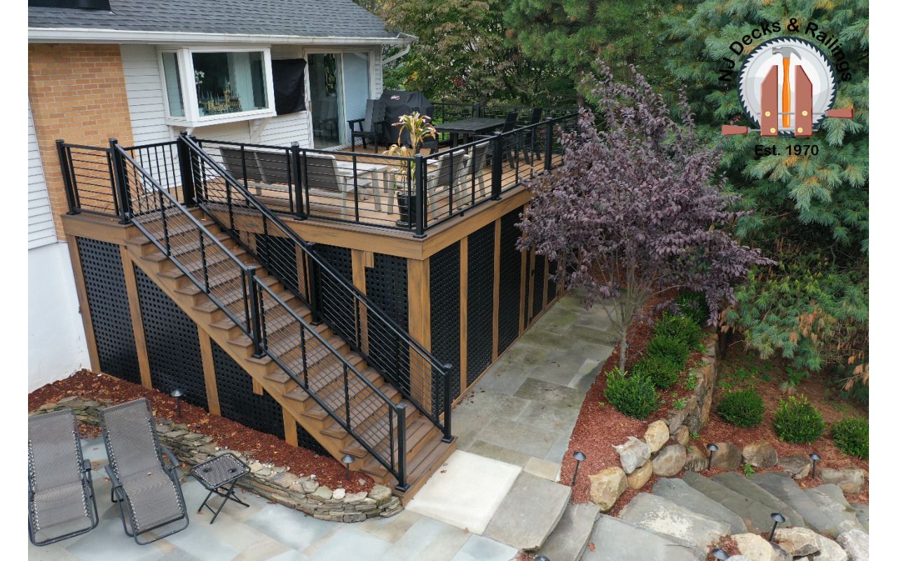 Trex Transcend Havana Gold body and Spiced Rum border with Trex black Signature Rod railing and Black Trex lattice.
