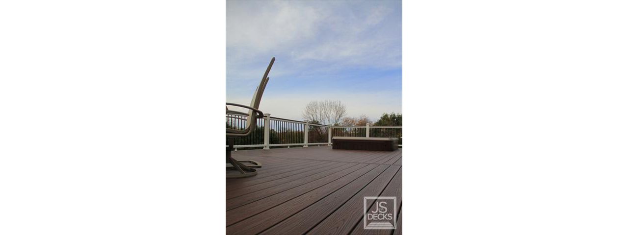 Trex Decking and railing with recessed Hot-tub