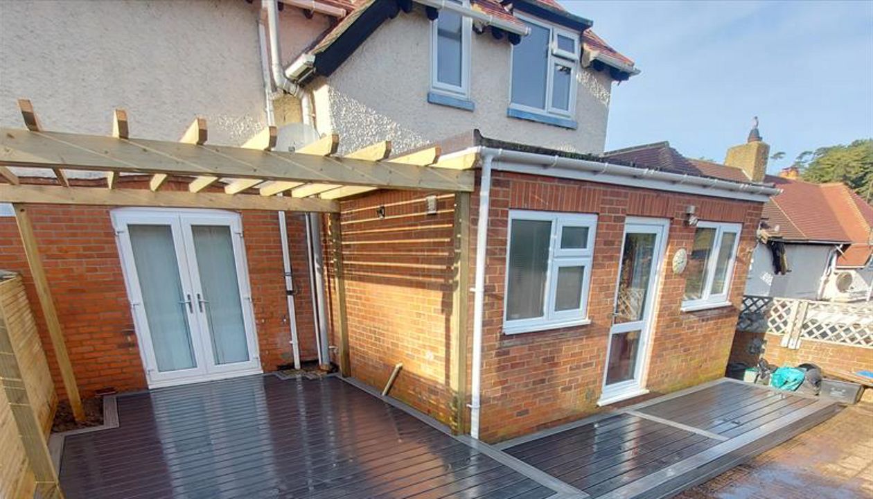 Trex Transcend Island Mist outer field. Trex Enhance Naturals Calm Water internal area. project in Lydden