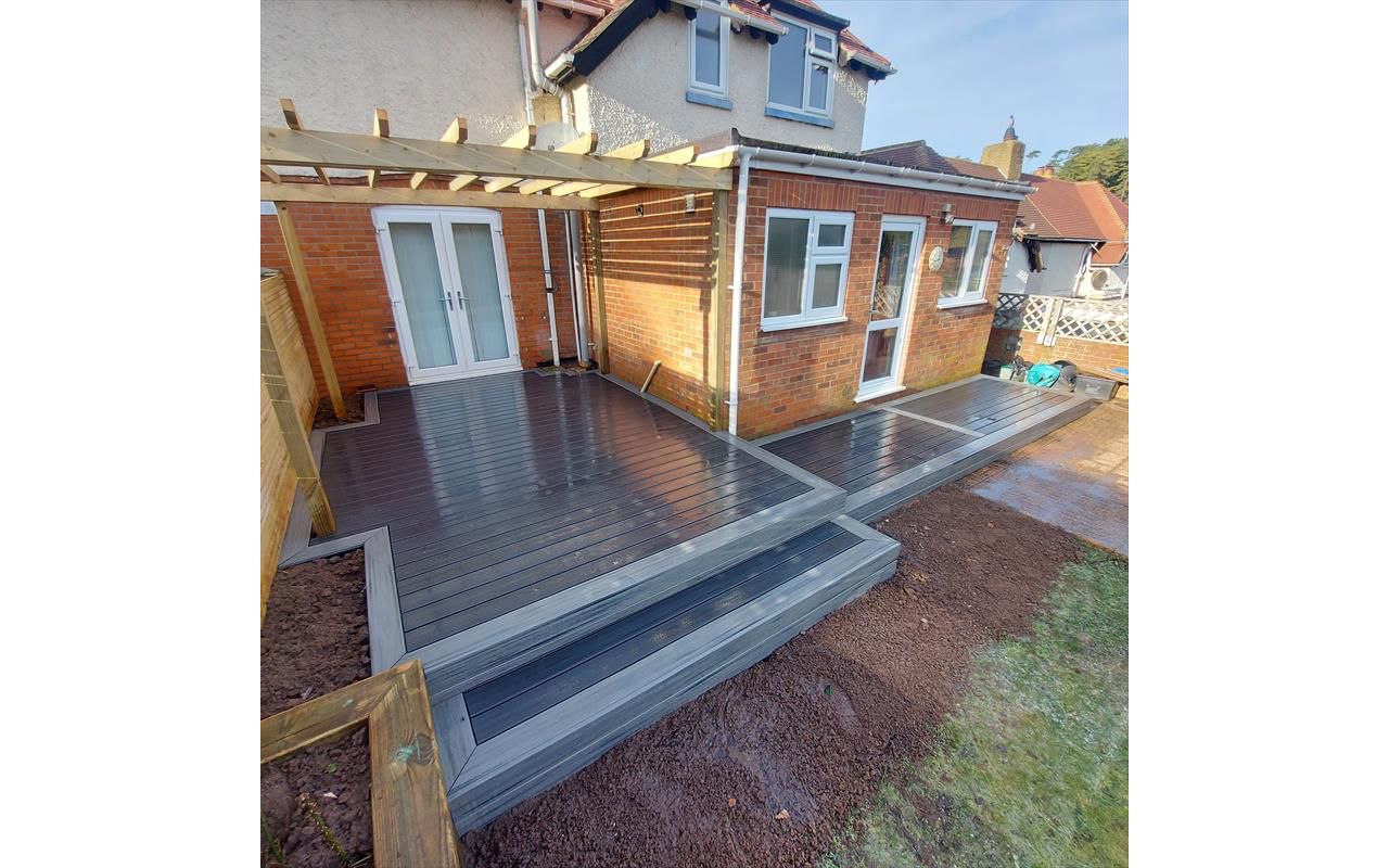 Trex Transcend Island Mist outer field. Trex Enhance Naturals Calm Water internal area. project in Lydden