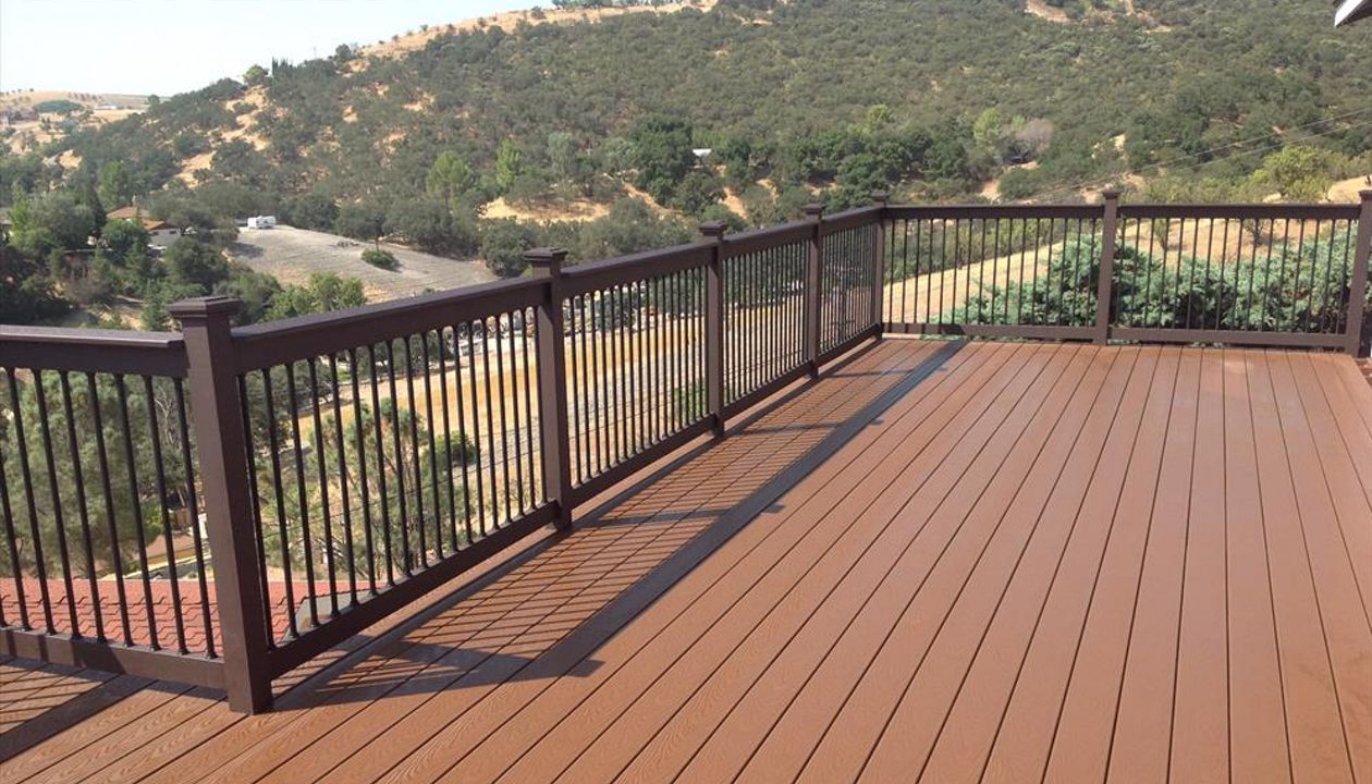 Beautiful Trex deck in Select Saddle
