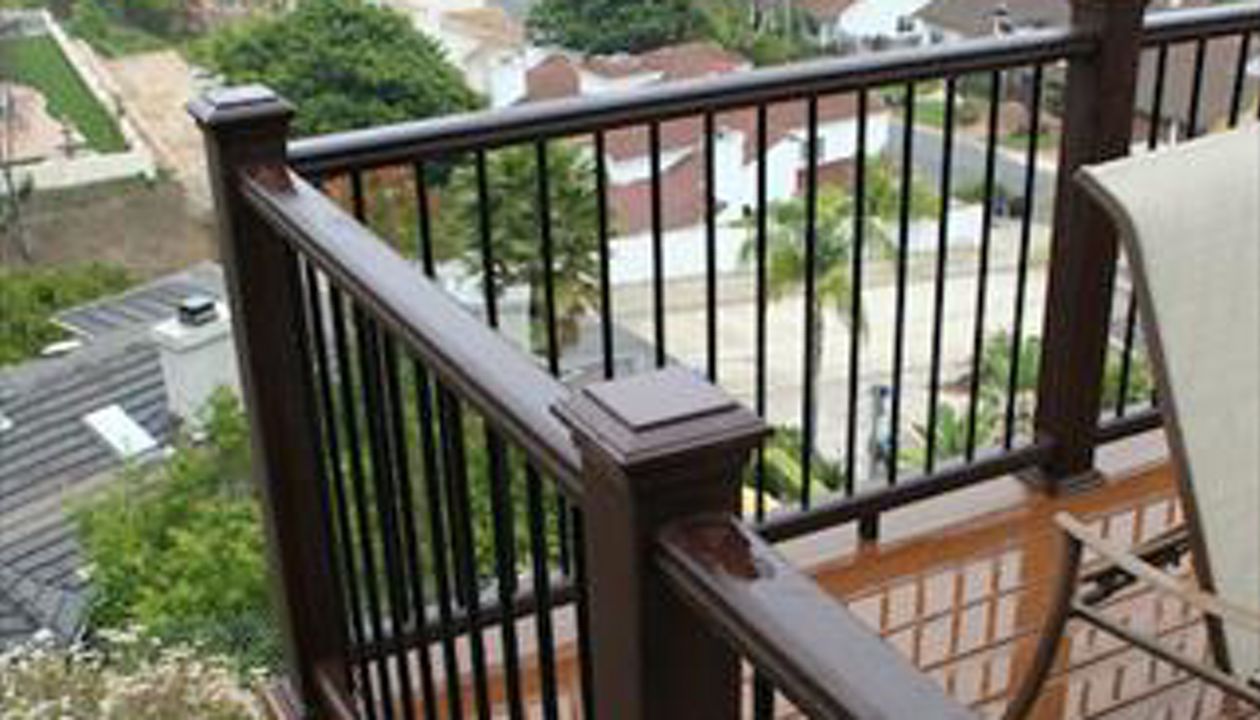 Trex Deck with 2 tone decking and handrails
