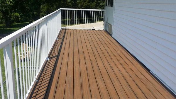 Trex Transcend Spiced Rum decking with White Signature railing at Lake of the Ozarks