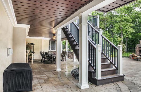 Seeing the difference that Trex materials make is easy — thanks to the Classic White posts with lighted pyramid post caps, and black riser lights incorporated into this handsome staircase in Manalapan, N.J.