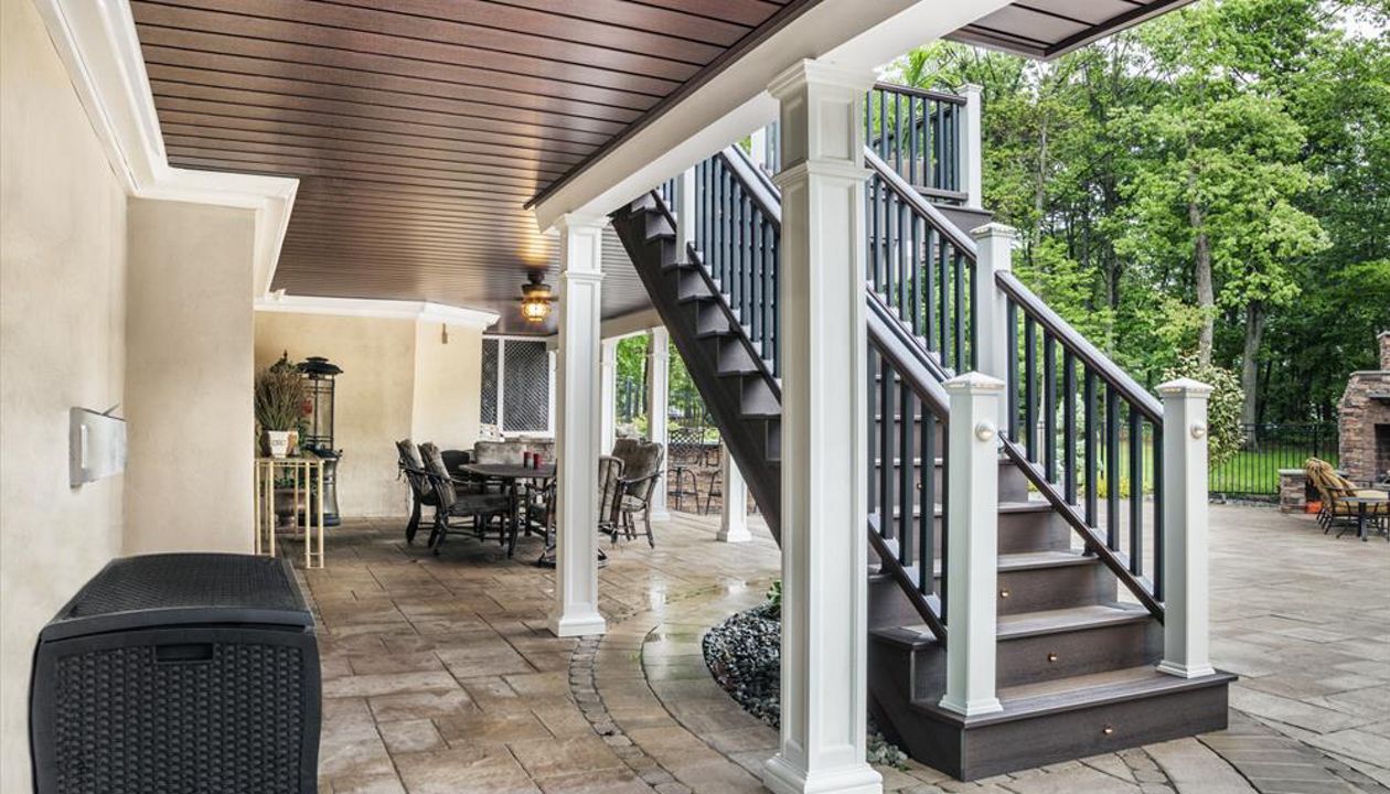 Seeing the difference that Trex materials make is easy — thanks to the Classic White posts with lighted pyramid post caps, and black riser lights incorporated into this handsome staircase in Manalapan, N.J.