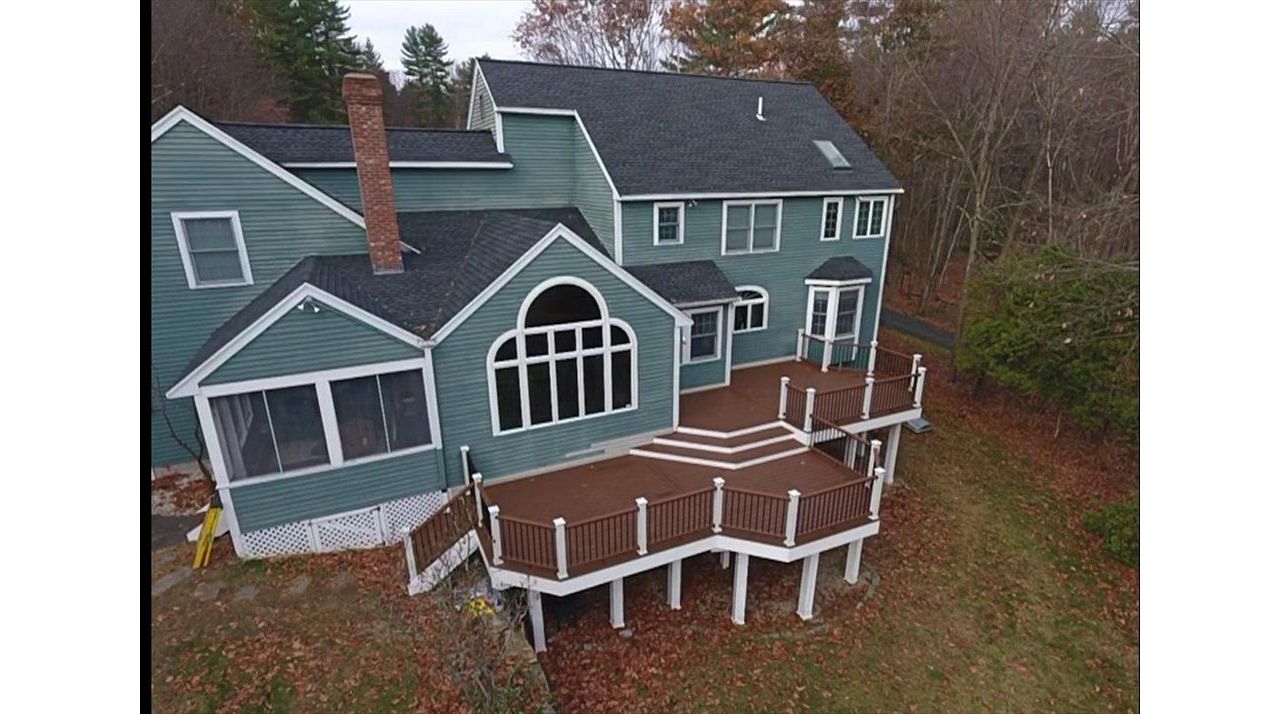 Select Saddle Decking, Transcend Tree House Railing with Black Round Balusters, Trex Low Voltage Lighting