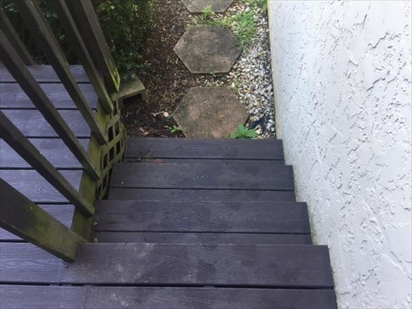 New Trex Transcend stairs give these customers a rot-free & slip resistant surface to get to the golf course behind their home.