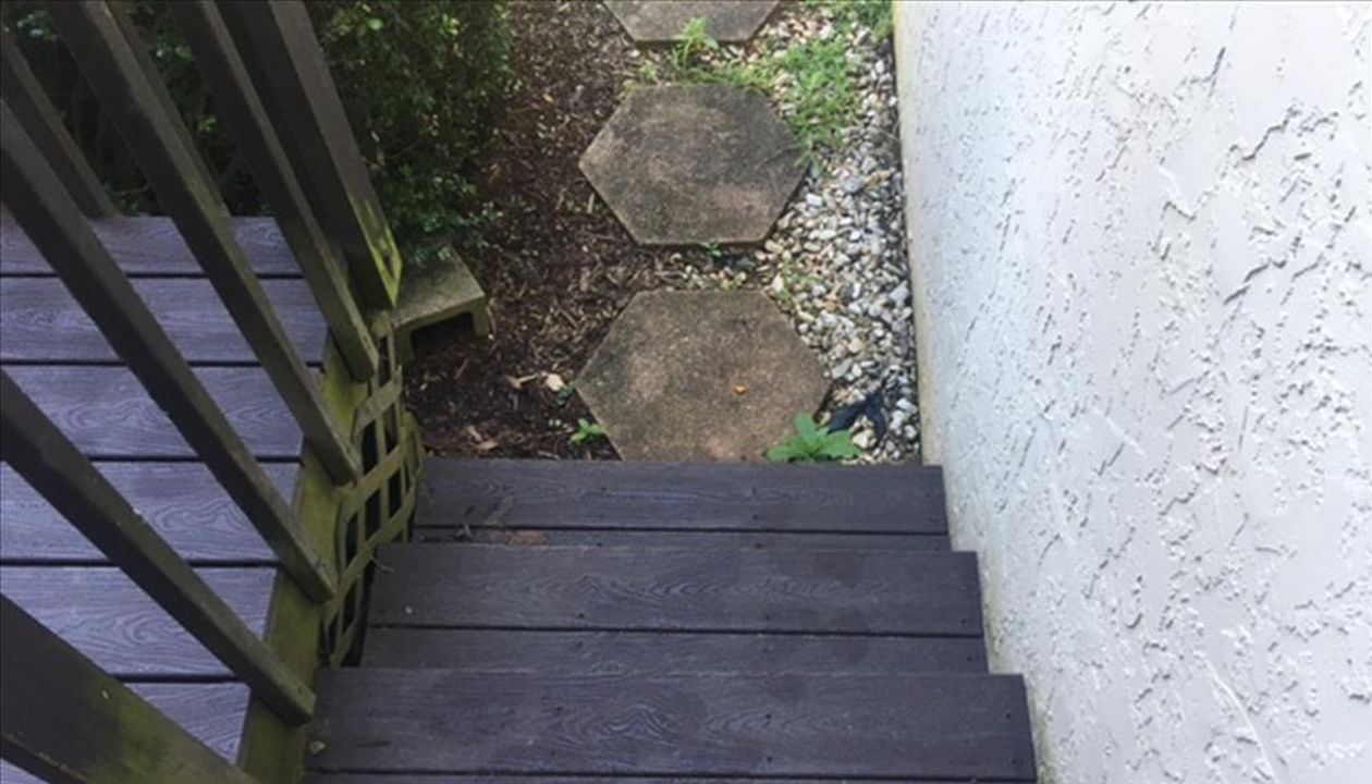 New Trex Transcend stairs give these customers a rot-free & slip resistant surface to get to the golf course behind their home.
