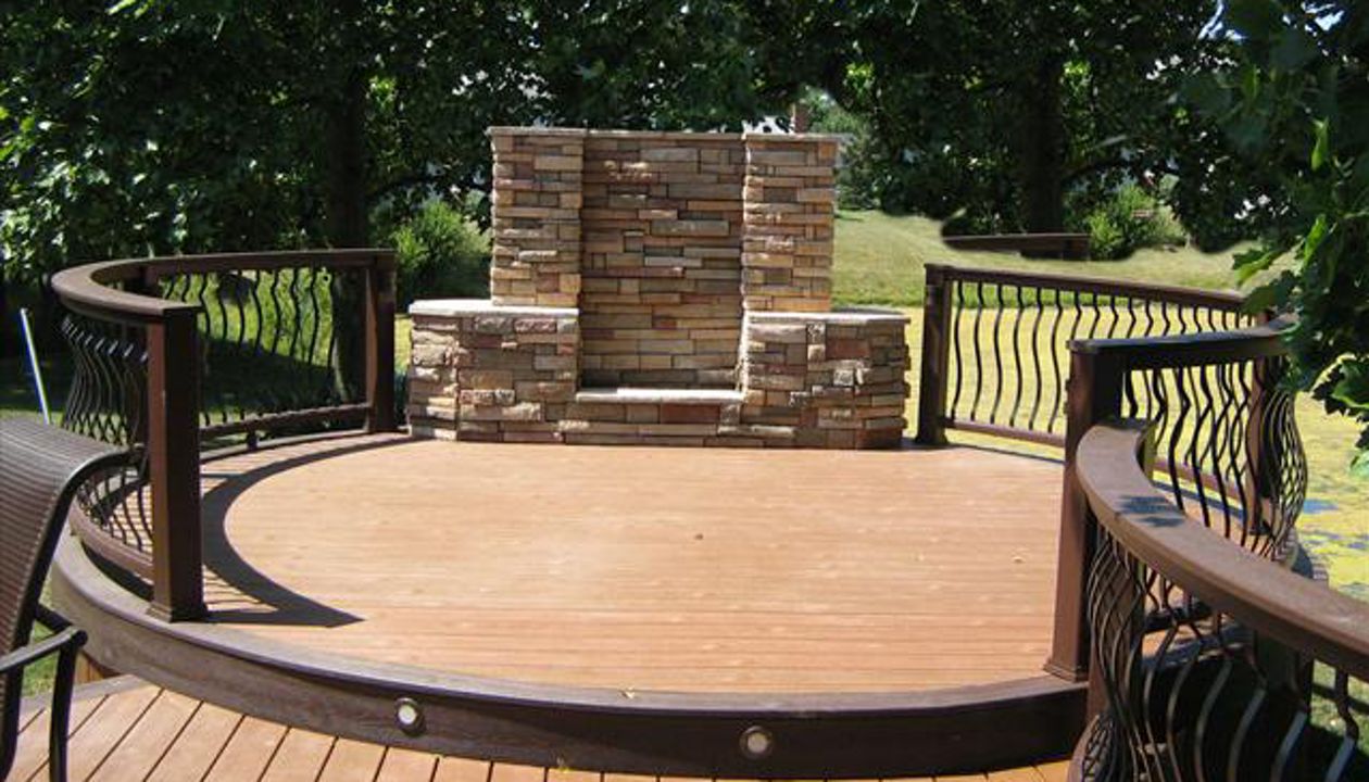 Curved Trex Transcend in Vintage Lantern and Treehouse