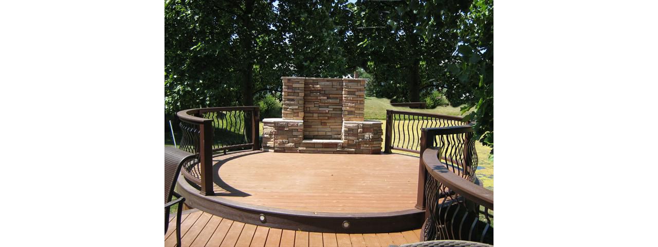 Curved Trex Transcend in Vintage Lantern and Treehouse