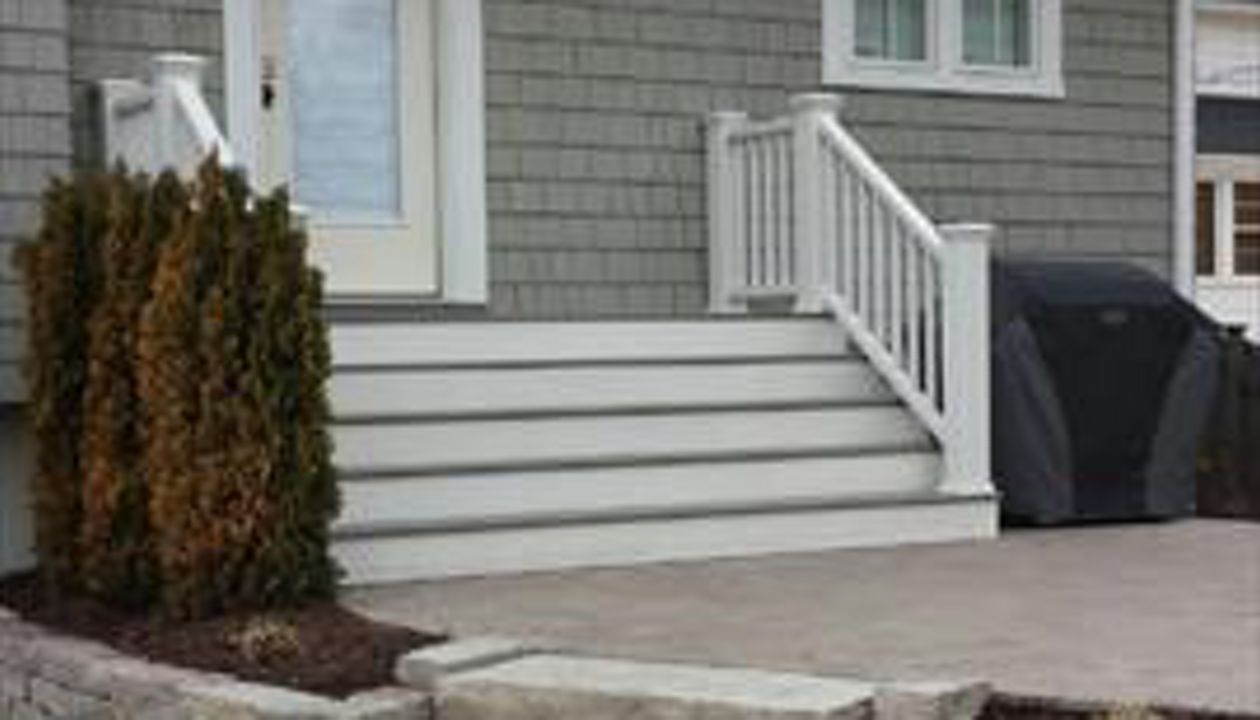 Trex Transcends Decking Gravel Path &amp; White Trex Railing
