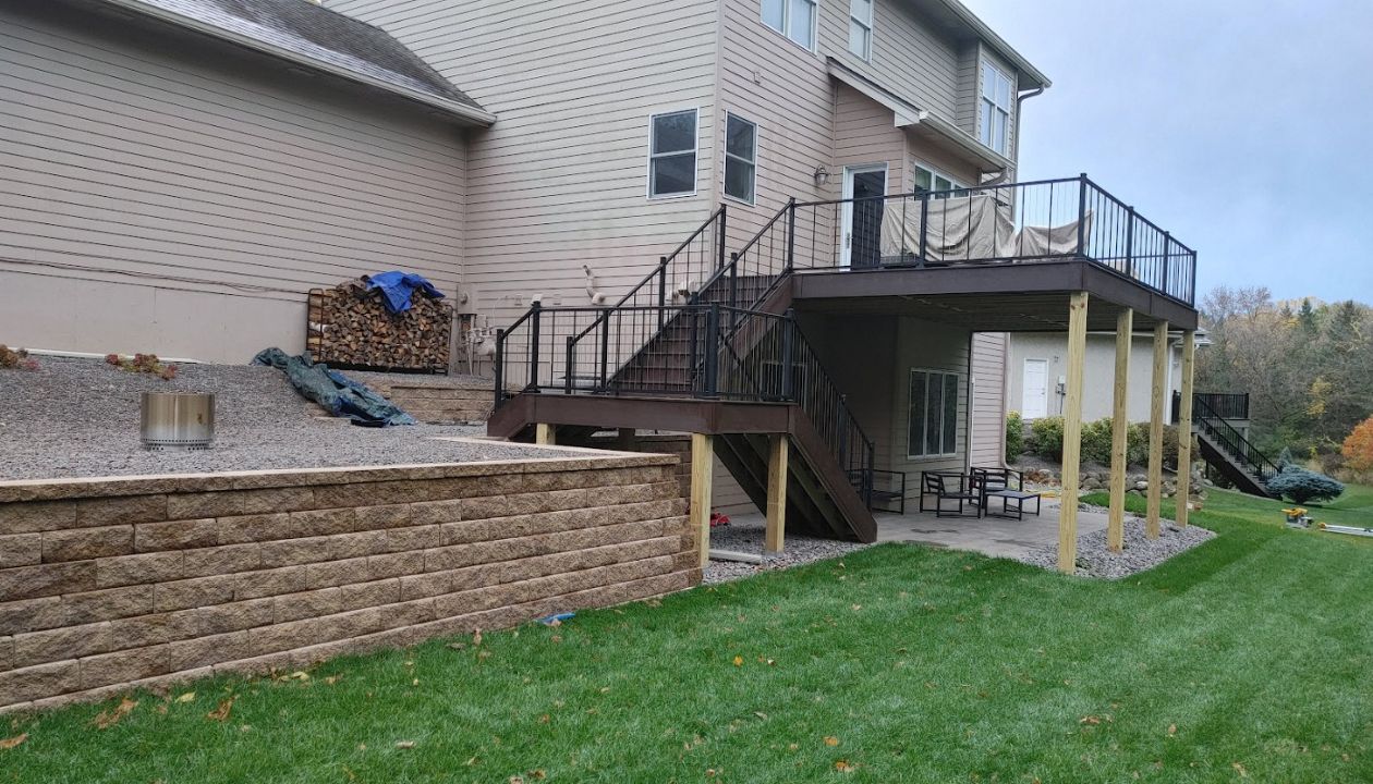 Trex Transcend Vintage Lantern paired with a vertical cable rail and new landscaping.