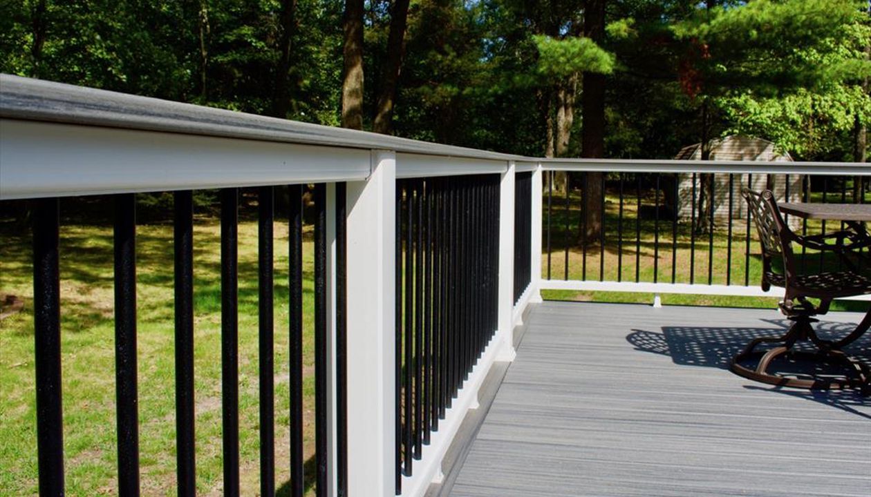 Trex Transcend railing with drink rail and aluminum balusters.