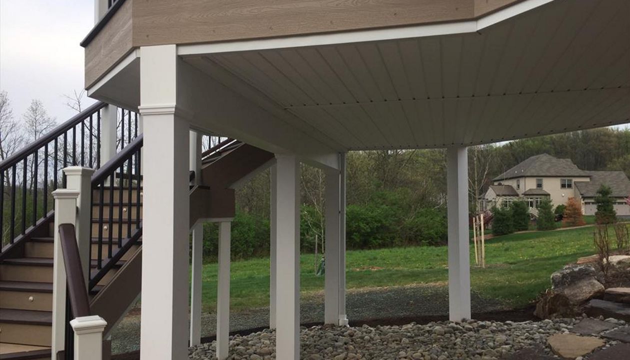 Trex Transcend Rope Swing with Vintage Lantern Border. Rain System installed