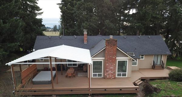 Trex Havana Gold deck and benches with Black Trex Signature railing located in Beaverton, OR