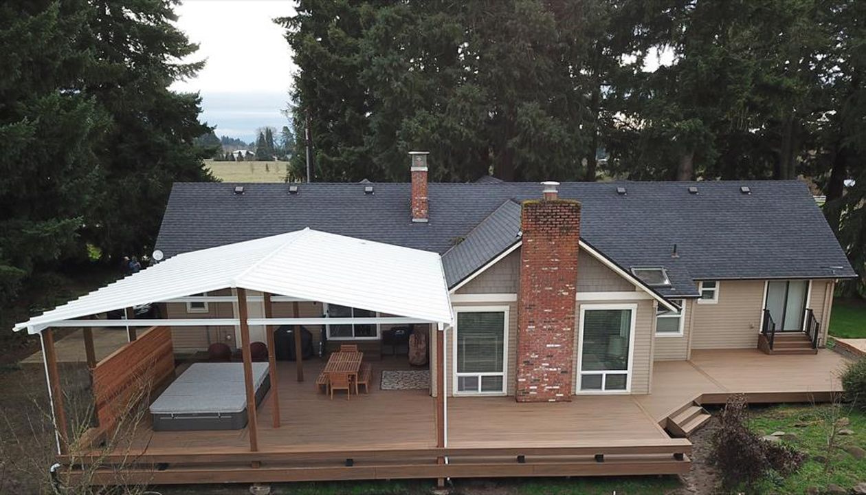 Trex Havana Gold deck and benches with Black Trex Signature railing located in Beaverton, OR