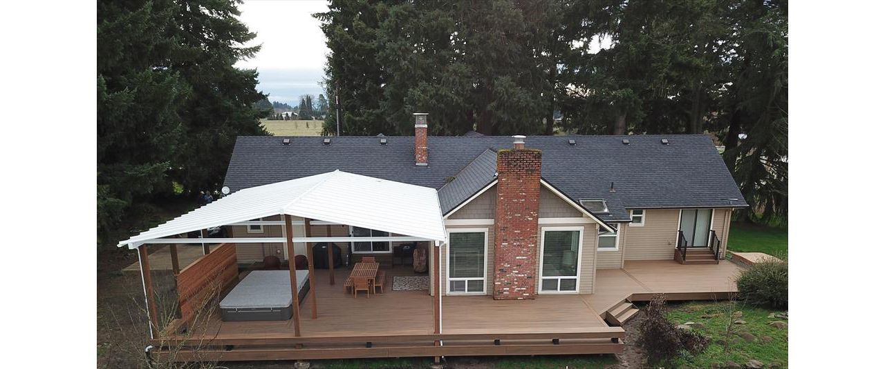 Trex Havana Gold deck and benches with Black Trex Signature railing located in Beaverton, OR