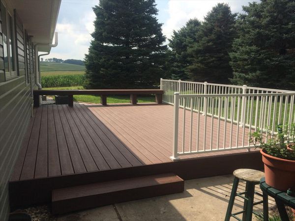 Trex Transcend Tree House decking with Trex Classic White Signature railing in Council Bluffs, IA