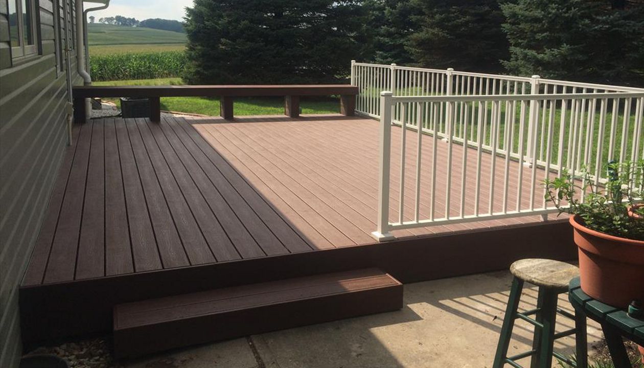 Trex Transcend Tree House decking with Trex Classic White Signature railing in Council Bluffs, IA