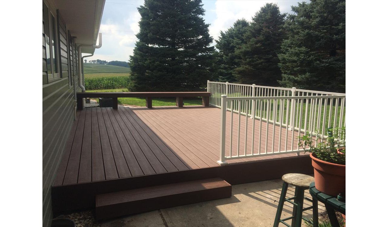 Trex Transcend Tree House decking with Trex Classic White Signature railing in Council Bluffs, IA