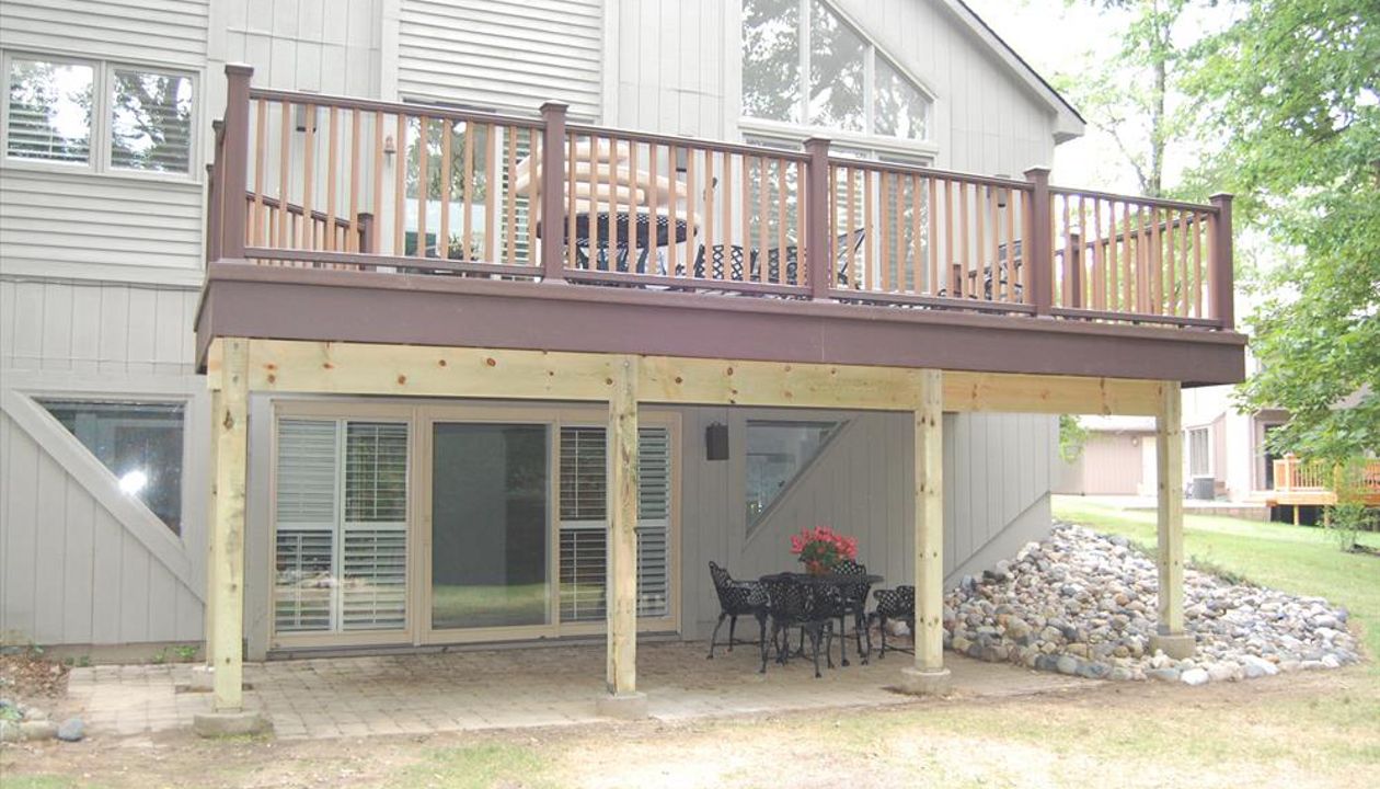 Trex Transcend Railing in Vintage Lantern & Tree House