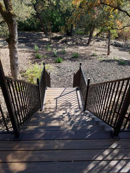 Custom Staircase - Trex Spiced Rum - Trex Black Signature Railing