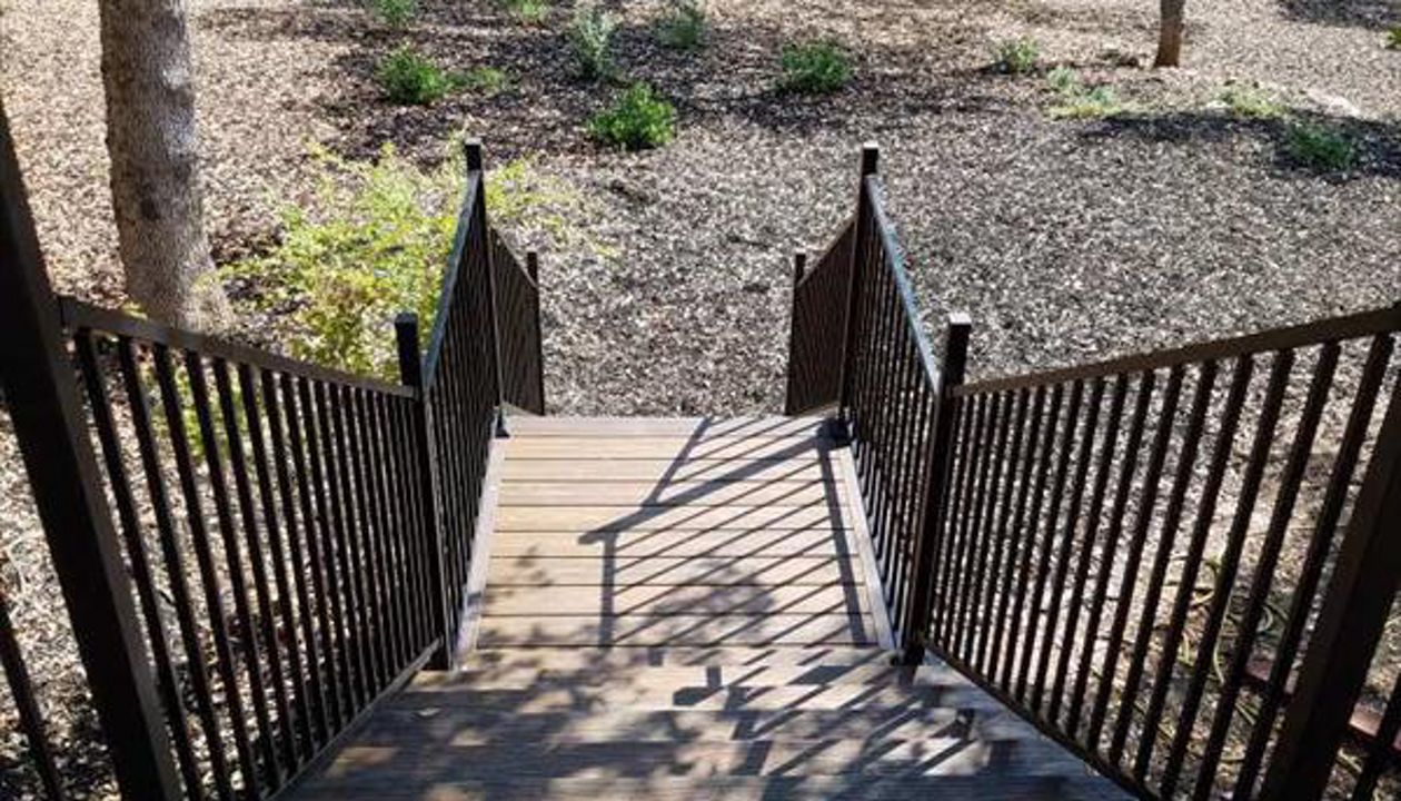 Custom Staircase - Trex Spiced Rum - Trex Black Signature Railing