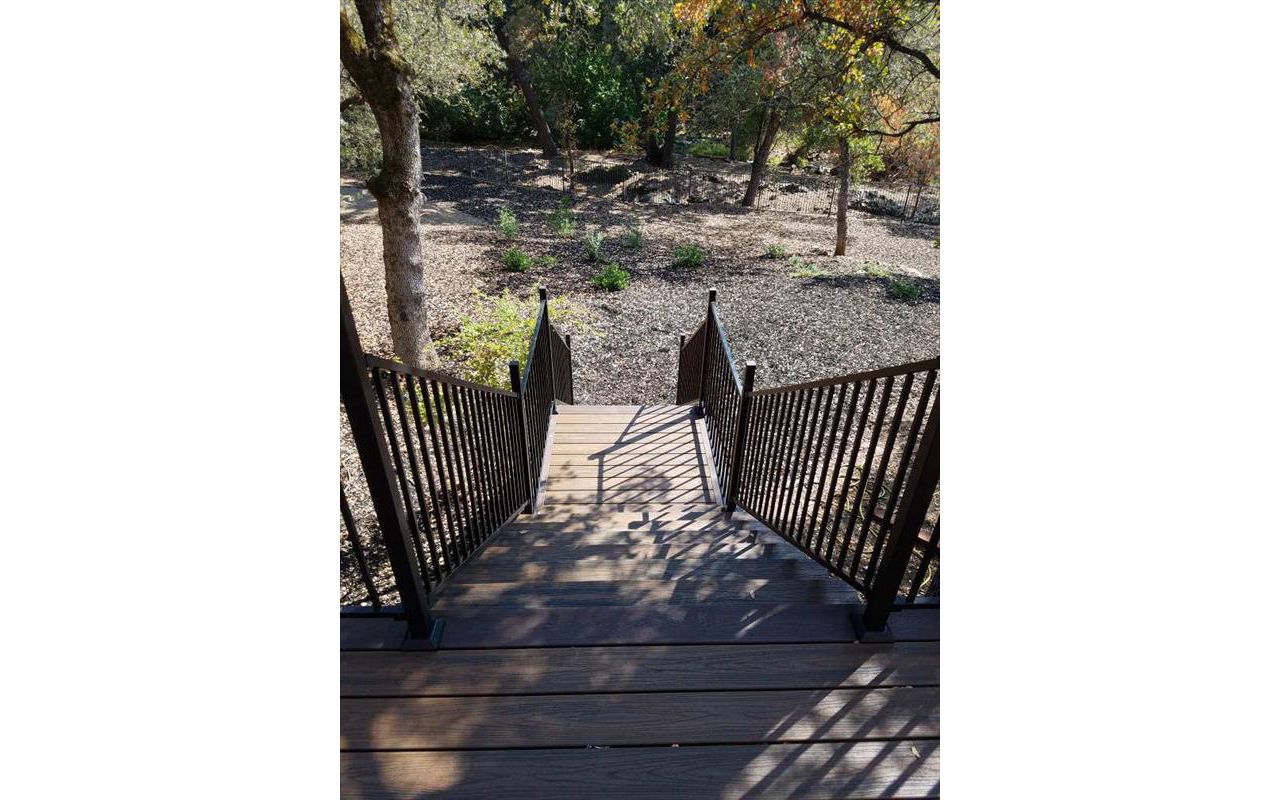 Custom Staircase - Trex Spiced Rum - Trex Black Signature Railing