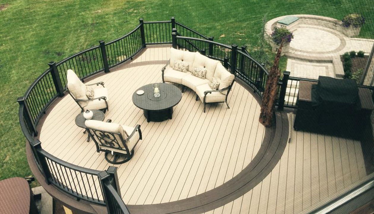 You can find this gorgeous Trex deck in Ann Arbor, MI. This curved deck has Trex transcends rope swing curved decking and Trex transcends vintage lantern border. This custom curved deck is black Trex transcends. This deck also has Goliath Tech helicals.